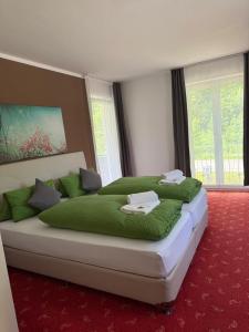 Postel nebo postele na pokoji v ubytování Hotel Pension Schwansee