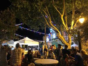 una folla di persone a un evento all'aperto di notte di Appartement Yucca entre Mer Montagne a Pérols Altre 48 foto