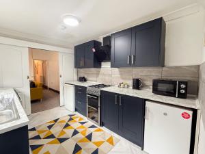 Η κουζίνα ή μικρή κουζίνα στο Bakewell Terrace by YourStays
