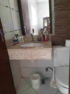 een badkamer met een wastafel en een toilet bij Casa Cachoeira Tororó in Brasilia