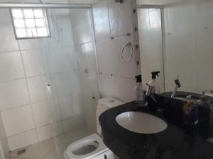 een badkamer met toilet en wastafel bij Casa Cachoeira Tororó in Brasilia