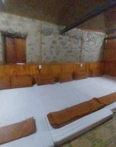 a room with aasteryasteryasteryasteryasteryasteryasteryasteryasteryasteryasteryastery at Triệu hoan homestay nhà sàn cổ tại làng đá cổ Khuổi ky in Dam Thuy +11 photos