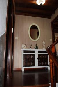 Pokój z umywalką i lustrem na ścianie w obiekcie Casa Amadora w mieście Carnota +20 zdjęć