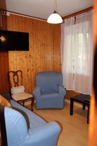 salon z kanapą i krzesłem w obiekcie Casa Amadora w mieście Carnota