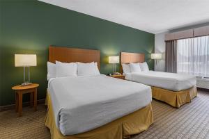 a hotel room with two beds and two lamps at Best Western Garden Inn in Bentleyville +44 photos