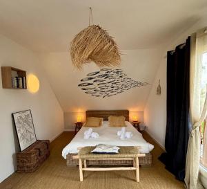 a bedroom with a bed in a room at La villa Ty Mor Braz in Plouarzel