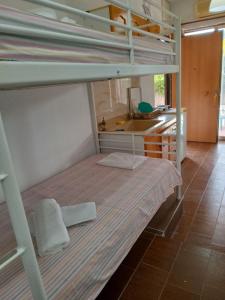 Un dormitorio con dos literas en una habitación. en StudioAretiCom Anogio with private Veranda In Front Of The Lovely Sea For Rent in Nea Plagia Chalkidiki Greece PlagiaStudiosEu, en Nea Plagia