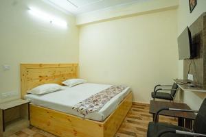 Ένα ή περισσότερα κρεβάτια σε δωμάτιο στο Riddhi Homestays Dharampur