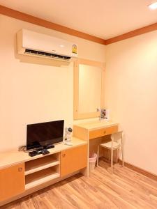a room with a desk with a tv and a deskictericter at VONLUCK-Wonnapha Beach in Ban Bang Saen (1) +19 photos