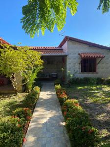 una casa con un passaggio di fronte a un cortile di A Casa da Ilha a Vera Cruz de Itaparica