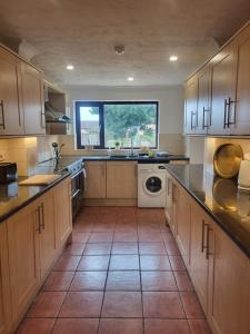 Kuchyň nebo kuchyňský kout v ubytování Spacious 4-Bed Home in Beautiful Weymouth