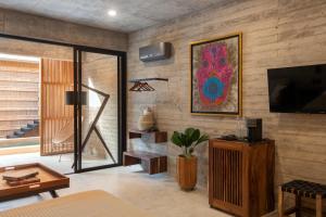 Μια τηλεόραση ή/και κέντρο ψυχαγωγίας στο Jiloo Punta Zicatela Adults Only (1)