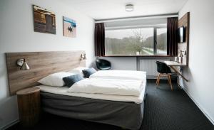 Postel nebo postele na pokoji v ubytování Hotel Juelsminde Strand
