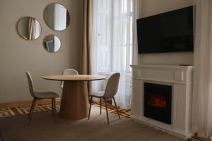 Televízia a/alebo spoločenská miestnosť v ubytovaní Harmonia Palace
