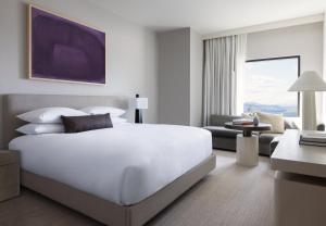 Postel nebo postele na pokoji v ubytování Kimpton Claret Hotel by IHG