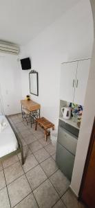 Кухня или мини-кухня в Morpheas Pension Rooms & Apartments
