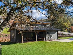 Zahrada ubytování Howells Nest - Cozy 2 Bed - King Bedroom and Sleeping Loft Escape!