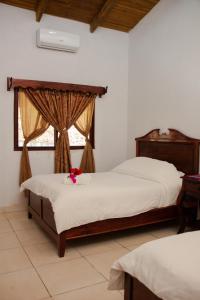 a bedroom with two beds and a window at Hotel Huella Lenca in La Esperanza +72 photos