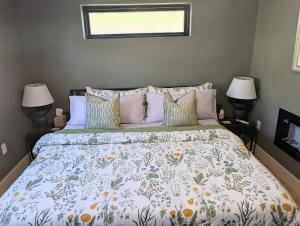 Postel nebo postele na pokoji v ubytování Howells Nest - Cozy 2 Bed - King Bedroom and Sleeping Loft Escape!