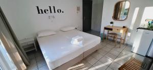Кровать или кровати в номере Morpheas Pension Rooms & Apartments