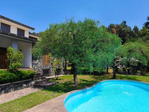 San BartolomeoにあるVilla Angelicaの木の家の前のスイミングプール