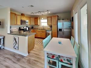 Kuchyň nebo kuchyňský kout v ubytování Gulf Coast Getaway