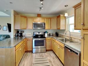 Kuchyň nebo kuchyňský kout v ubytování Gulf Coast Getaway