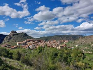 a small village on a hill in the mountains at El Rincon de Camarena in Camarena de la Sierra