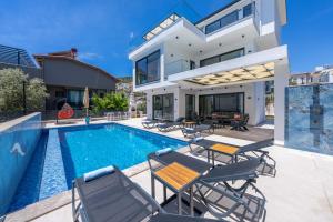 Villa con piscina y muebles de exterior en Villa Lovelet, en Kas