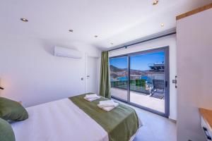Un dormitorio con una cama y una ventana grande. en Villa Lovelet, en Kas 24 fotos más
