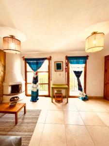 TV a/nebo společenská místnost v ubytování Gaia Guest House + 37 fotografií