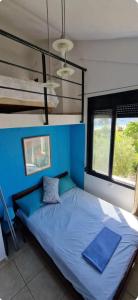 un letto blu in una camera con letto a castello di 2 Steps from the Sea frontbeach Villa a Kalamítsi Altre 39 foto