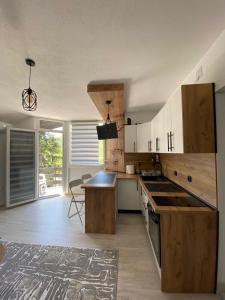 ヤイツェにあるStay for 2のキッチン(木製キャビネット、テーブル付)