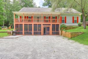 纽南10 Mi to Chattahoochee Bend Peaceful Apt with Patio的一座大房子,前面设有一个甲板