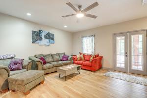 纽南10 Mi to Chattahoochee Bend Peaceful Apt with Patio的客厅配有两张沙发和吊扇