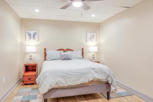 纽南10 Mi to Chattahoochee Bend Peaceful Apt with Patio的一间卧室，有一张大床，配有两盏灯