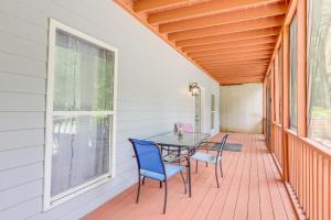 10 Mi to Chattahoochee Bend Peaceful Apt with Patio的阳台或露台