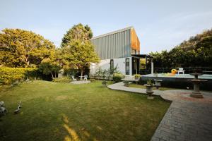 a house with a yard with a swimming pool at Cosy Pool Villa Khaoyai in Nong Nam Daeng