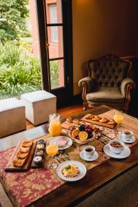 Una mesa con alimentos y bebidas para el desayuno. en Puesto Viejo, en Cañuelas
