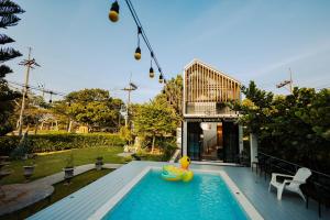 a swimming pool with a rubber duck in a house at Cosy Pool Villa Khaoyai in Nong Nam Daeng