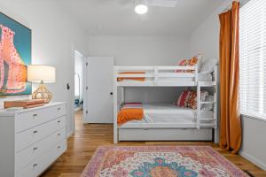 查塔努加Starburst - An Atomic Ridge Home的一间卧室，配有两张双层床和一张地毯