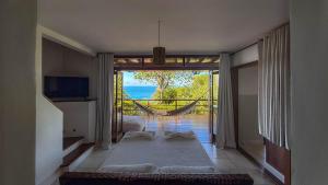 Un dormitorio con una cama grande con vista al mar. en Villa Giulia Morro, en Morro de São Paulo 38 fotos más