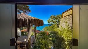 - Patio con sombrilla y vistas al océano en Villa Giulia Morro, en Morro de São Paulo
