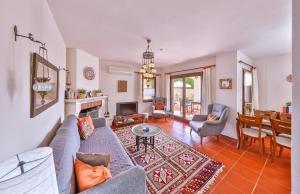 un salon avec un canapé bleu et une cheminée dans l'établissement Villa Yasemin, à Kaş