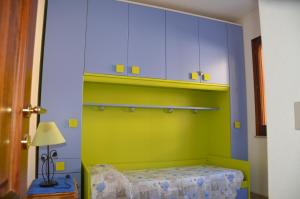 a room with a table and some blue and green cabinets at FTA-BEL01apt 6 pax vicino al mare in Tanaunella