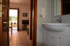 a bathroom with a sink and a mirror at FTA-BEL01apt 6 pax vicino al mare in Tanaunella +38 photos