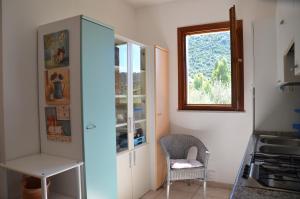 a kitchen with a blue cabinet and a window at FTA-BEL01apt 6 pax vicino al mare in Tanaunella