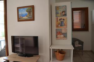 a television sitting on a table in a living room at FTA-BEL01apt 6 pax vicino al mare in Tanaunella