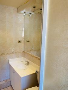 une salle de bain avec un lavabo et un miroir dans l'établissement BbCasita Blue, à Santiago 111 autres photos