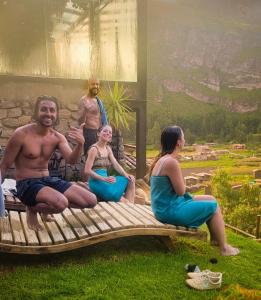 un gruppo di persone sedute su una panchina di Wolf Totem Steam Punk Guesthouse a Písac